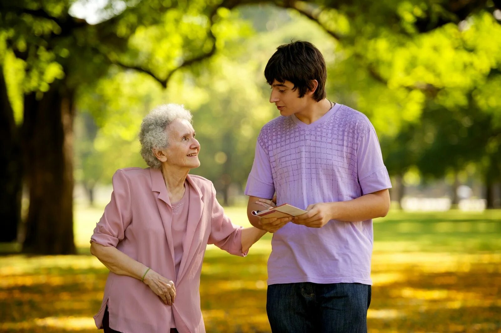 Нужна ли в жизни доброта. Уважение к пожилым. Общение с пожилыми. Пожилые и молодые люди. Общение с пожилым человеком.