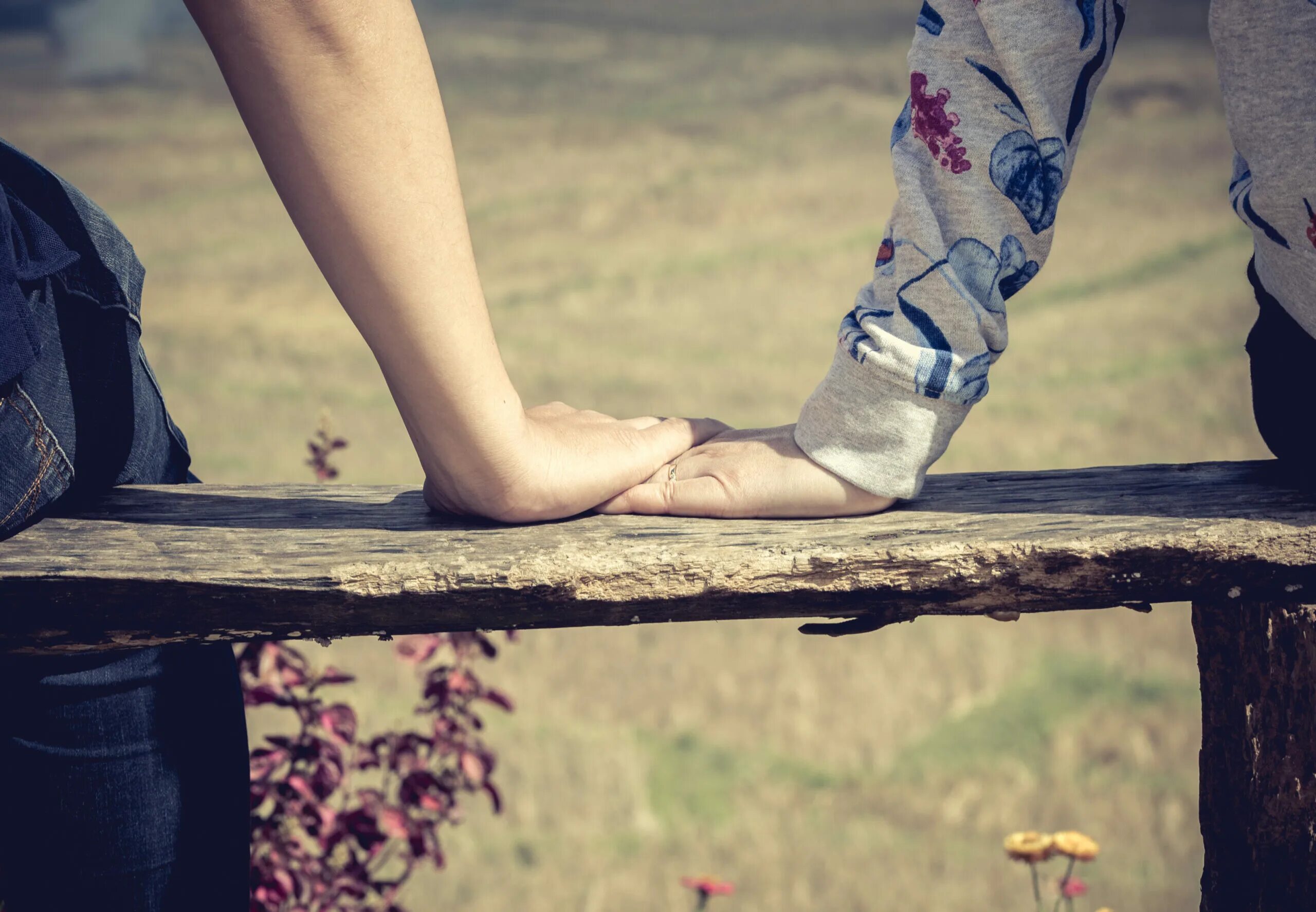 You hold me together. Любовная пара на фоне заката. Пара на закате. Love at first sight. You hold me together.