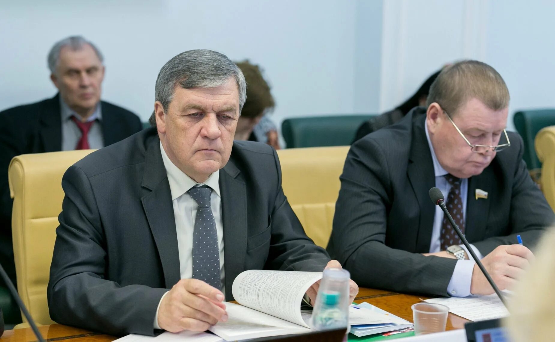 с участием представителей