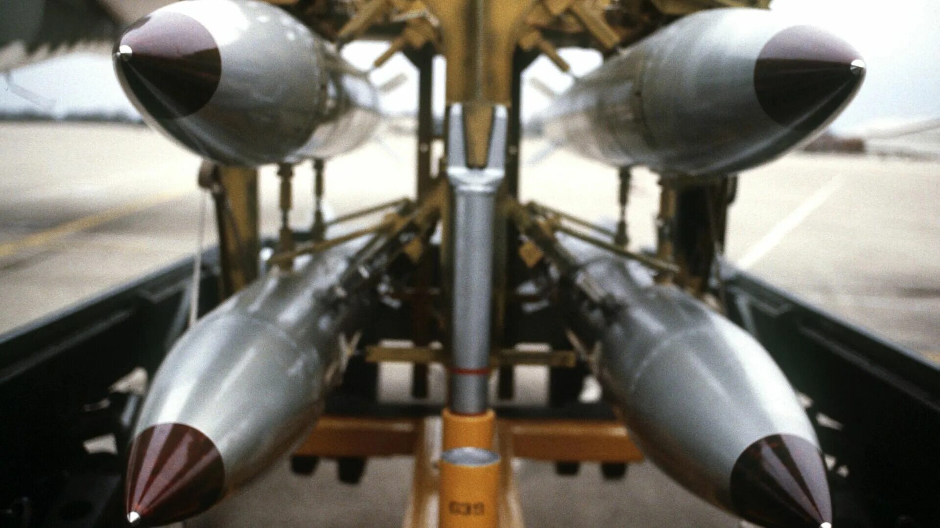 Ядерная бомба b61. B61 ядерное оружие. Ядерная бомба США b61-12. B61 бомба мощность. Ла тяо