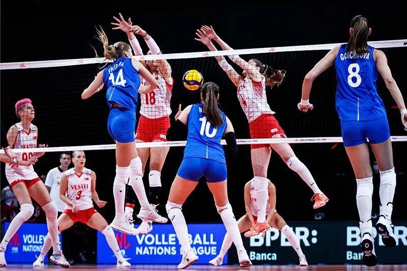 Волейбол площадка зоны игроков. Амплуа игроков в волейболе и их функции. Как называется волейбольная. Позиции в волейболе названия. Схема разметки волейбольной площадки с зонами игроков.