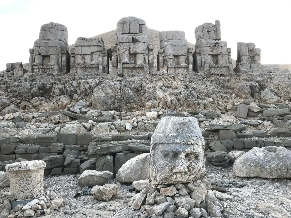 Ancient sites. Гора Адыяман Турция. Статуи горы Немрут, Турция. Адыяман Турция достопримечательности. Адьяман в Турции Адыяман город.