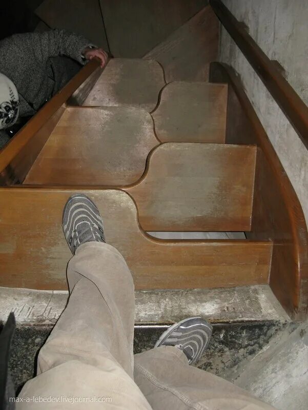 Лестница на второй этаж в частном. Ступени для крутой лестницы. Лестницы для мойки высоких окон. Лестница можно проверить. Лестница можно проверить.