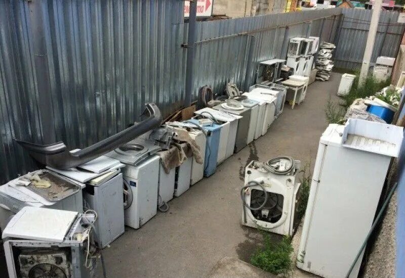 Сдать старую технику в магазине можно. Свалка стиральных машин. Утилизация старой бытовой техники. Вывоз бытовой техники. Металлолом стиральных машин.