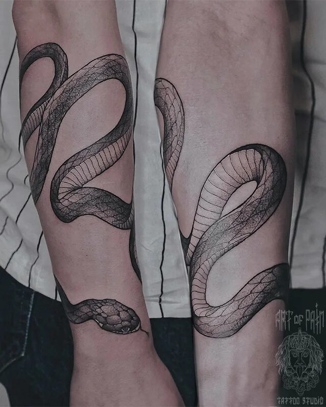 Тату змея на руке девушки. Тату змей обвивающий руку. Тату змеи вокруг руки. Тату змей обвивающий руку. Тату змей обвивающий руку.