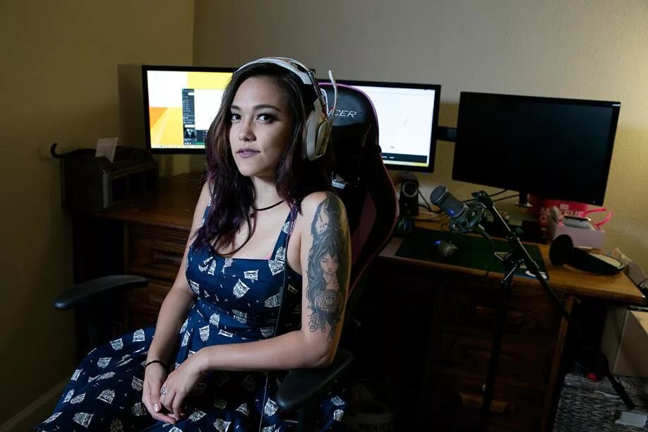 Девушка геймерша. Девушка геймер. Красивая геймерша. Девушка геймер. Девушка геймерша.