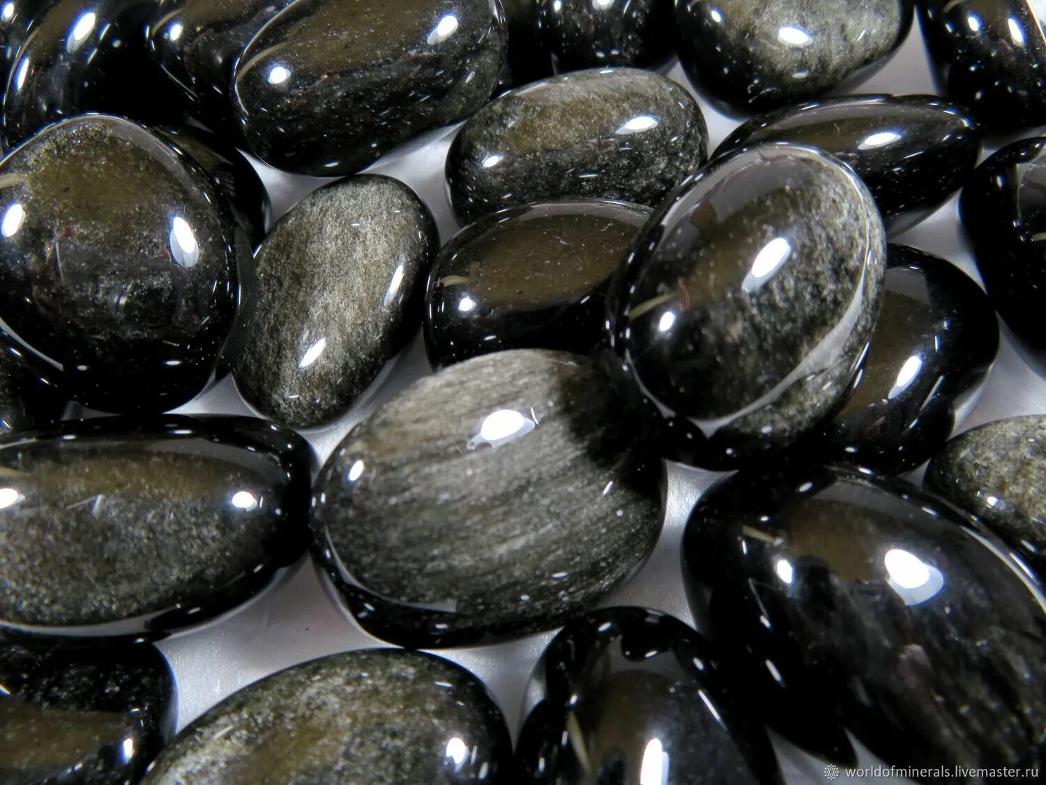 Обсидиан черный камень магический. Вулканический камень обсидиан. Вулканический камень обсидиан. Обсидиан пятнистый. Обсидиан значение.