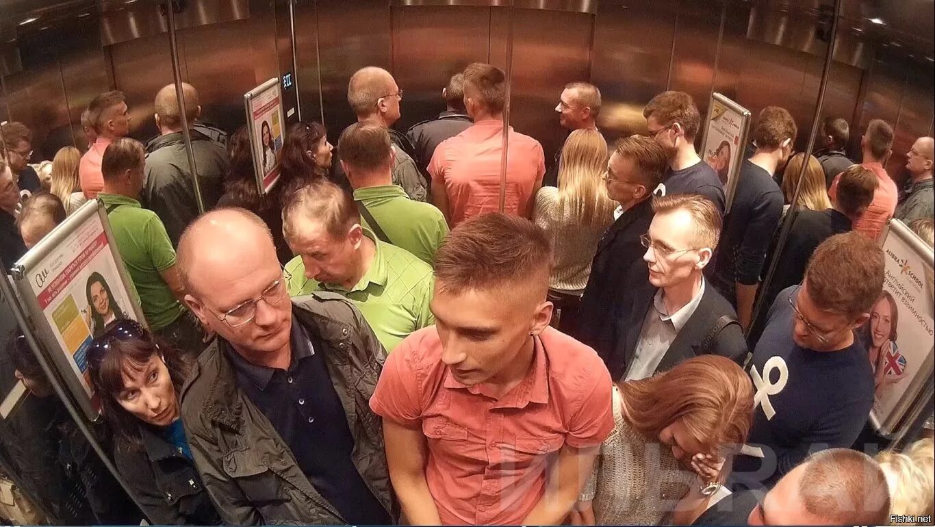 Толпа в лифте. Толпа людей в лифте. Много людей в лифте. Переполненный лифт.