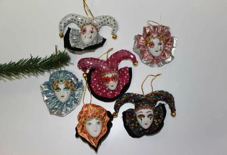 Карнавальное украшение на елку. Карнавальная маска. Украшения на маскарад. Маскарад елочная игрушка. Новогодний костюм фонарик для мальчика.