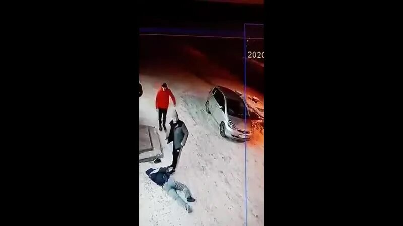 Нападение на автомобиль. Подростки избили таксистку. Подростка збилм машина. Избиение таксистки в Новосибирске. Нападение на таксистку.