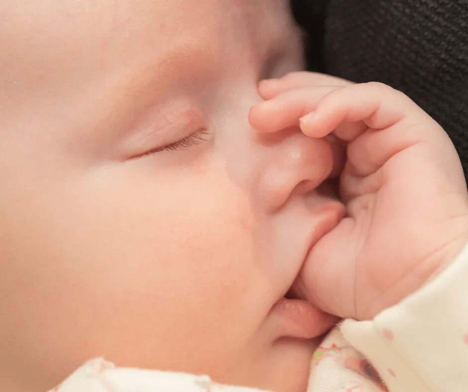 Сосание форум. Сосательный рефлекс. Сосательный рефоекс у новоро. Сосательный рефлекс новорожденного. Малыш с пальцем во рту.