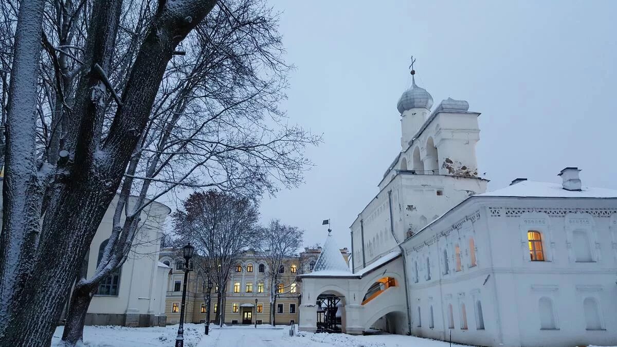 Погода в реальном времени великий новгород. Кремль Великий Новгород зимой. Новгородский Кремль Великий Новгород зима. Улицы Великого Новгорода зимой. Звонница Новгородского Кремля.