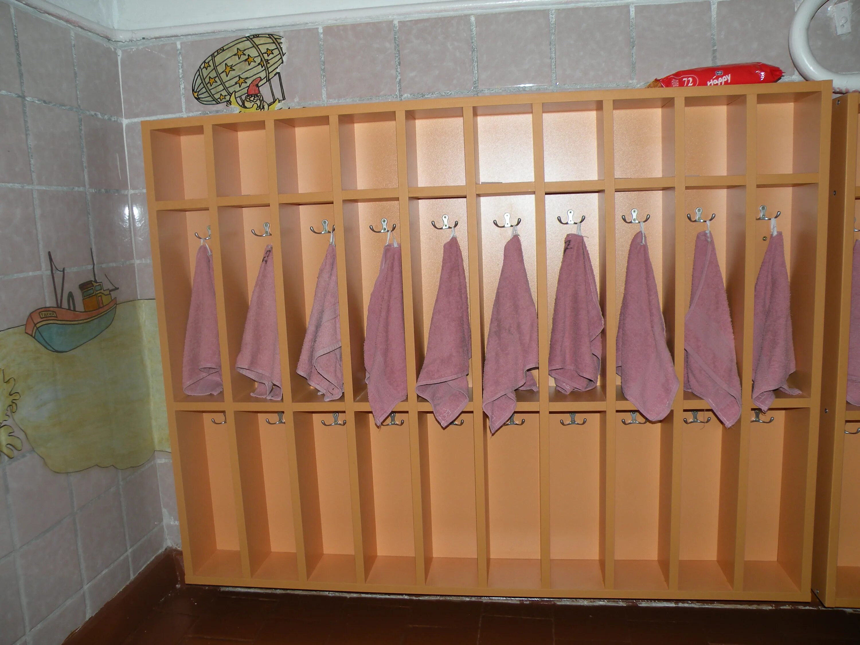 смена полотенец в детском саду. шкафчики для полотенец в детский сад. вешалки для полотенец в доу. сушилки для полотонец вдесткий сад. шкафчики для полотенец в детский сад.