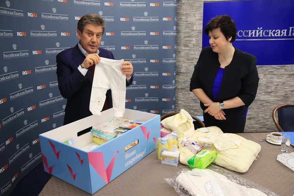Собянинский коробка. Собянинский подарок новорожденному.