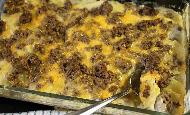 Картошка запеченная в духовке с фаршем и сыром. Картошка фарш на протвине. Картошка фарш на протвине. Картошка с фаршем в духовке слоями. Запеченная картошка с мясом в духовке.