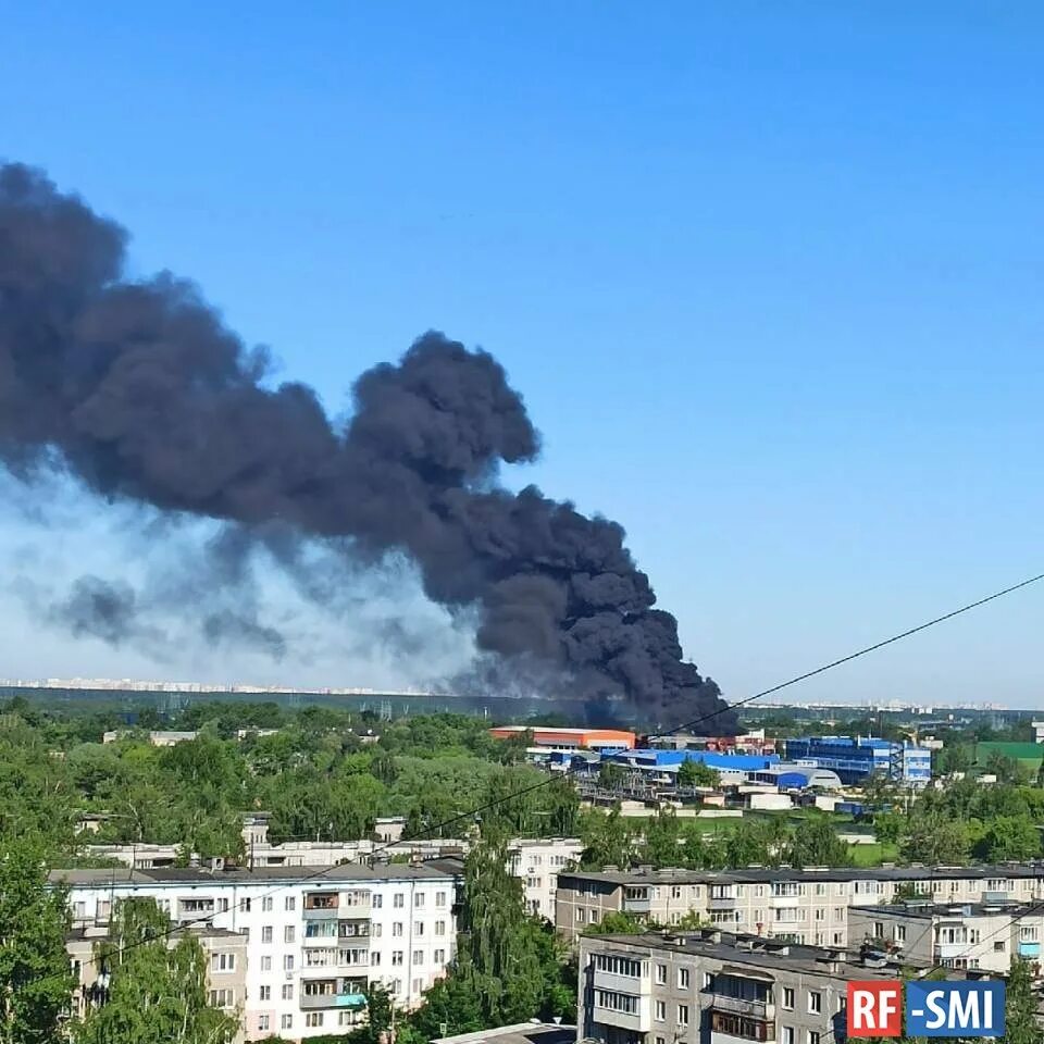 Что горит в ногинске сегодня. Горит завод. пожар на лакокрасочном заводе. пожар в подмосковье. радуга синтез пожар.