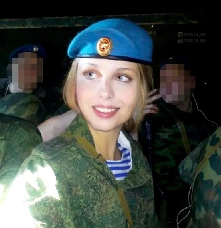 Девушки в голубом берете. Костюм вдв для девочки. Девушки в голубом берете. Девушка в десантной форме. Девушка десантник.