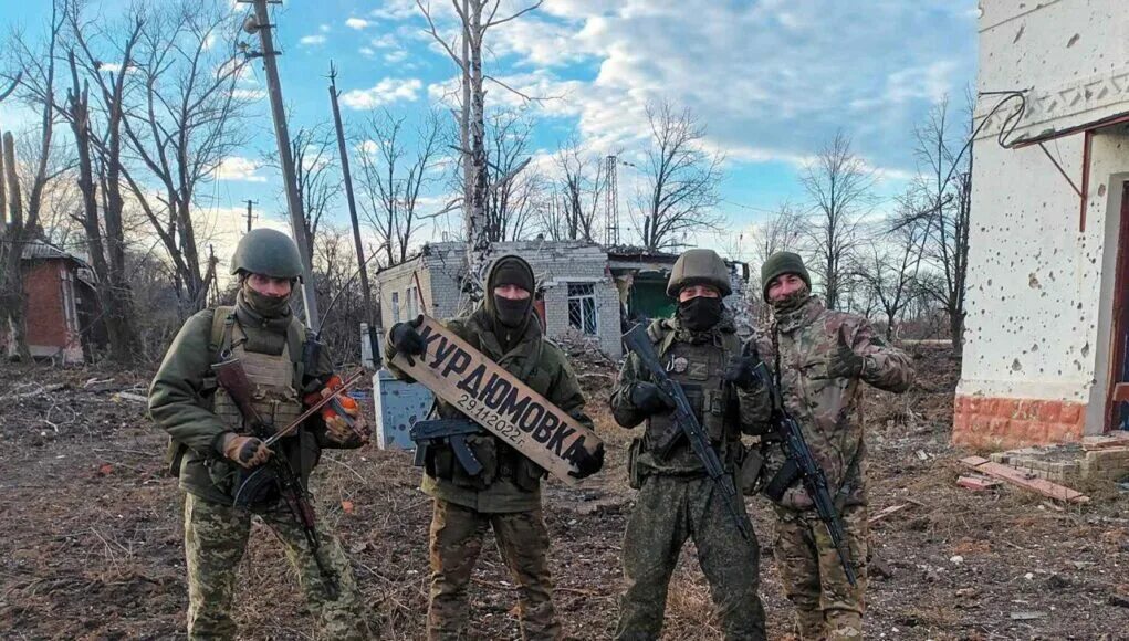 Боец чвк вагнера на украине. Бойцы ЧВК Вагнер в Бахмуте. Боец ЧВК Вагнер.