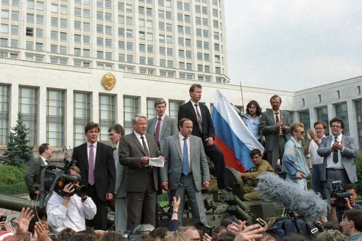 12 июня 1991 г. Августовский путч Ельцин на танке. Путч 1991 Ельцин. Хасбулатов 1993 белый дом. Ельцин белый дом 1993.