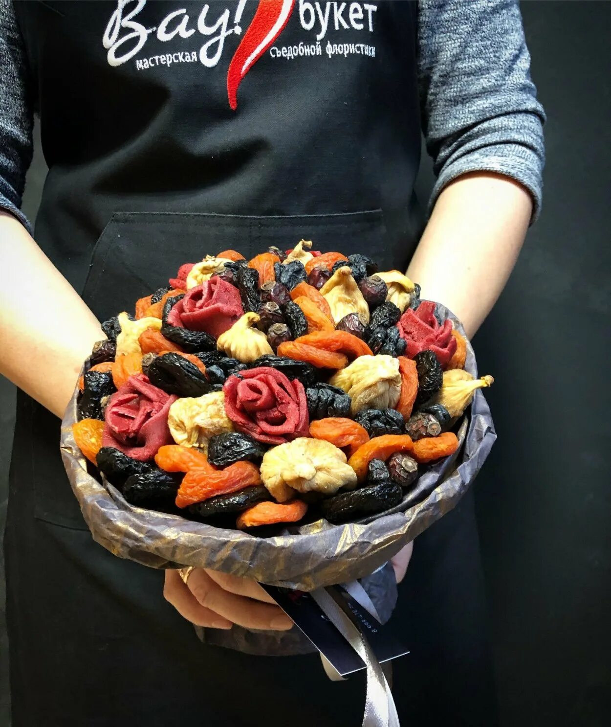 Необычные съедобные букеты. Ягодный букет оранжевый. Букет клубника в шоколаде москва. Овощной букет. Букет из орехов и сухофруктов.