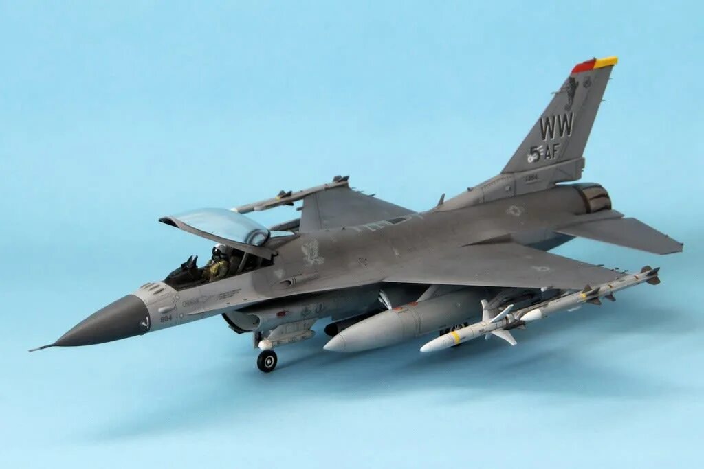 Модель f5. F-16cj. f 16d hobby boss. f16 модель. f 16 fighting falcon варианты окраски.