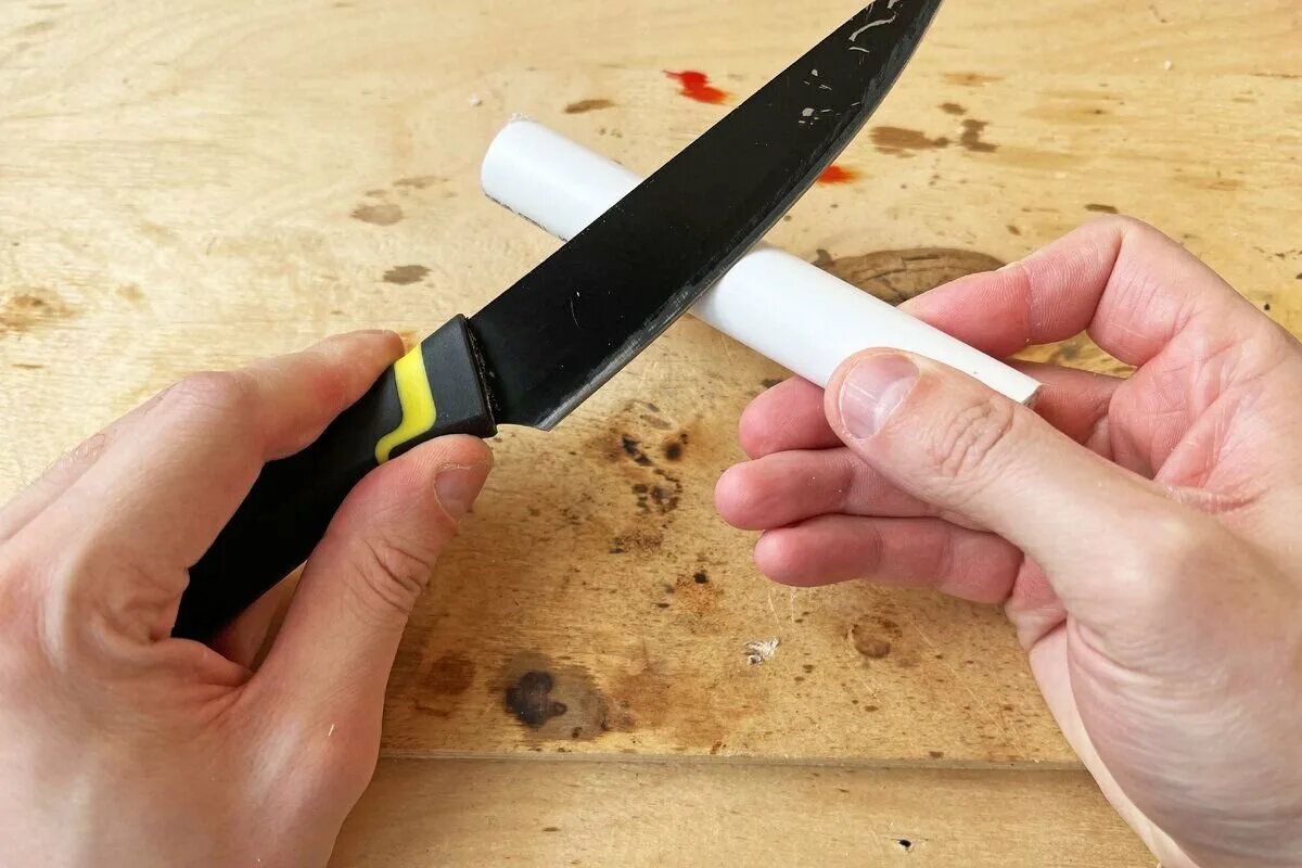 Схема заточки ножа бруском. Правильная заточка ножей. Как правильно точить домашние ножи. Схема заточки ножа на заточном станке в градус. Углы заточки гильотинного ножа.