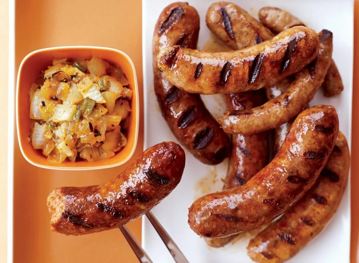 Жареные сосиски. Колбаски жареные на углях. Скороводка для сосисок. Жареные сардельки на сковороде. Колбаски для жарки.