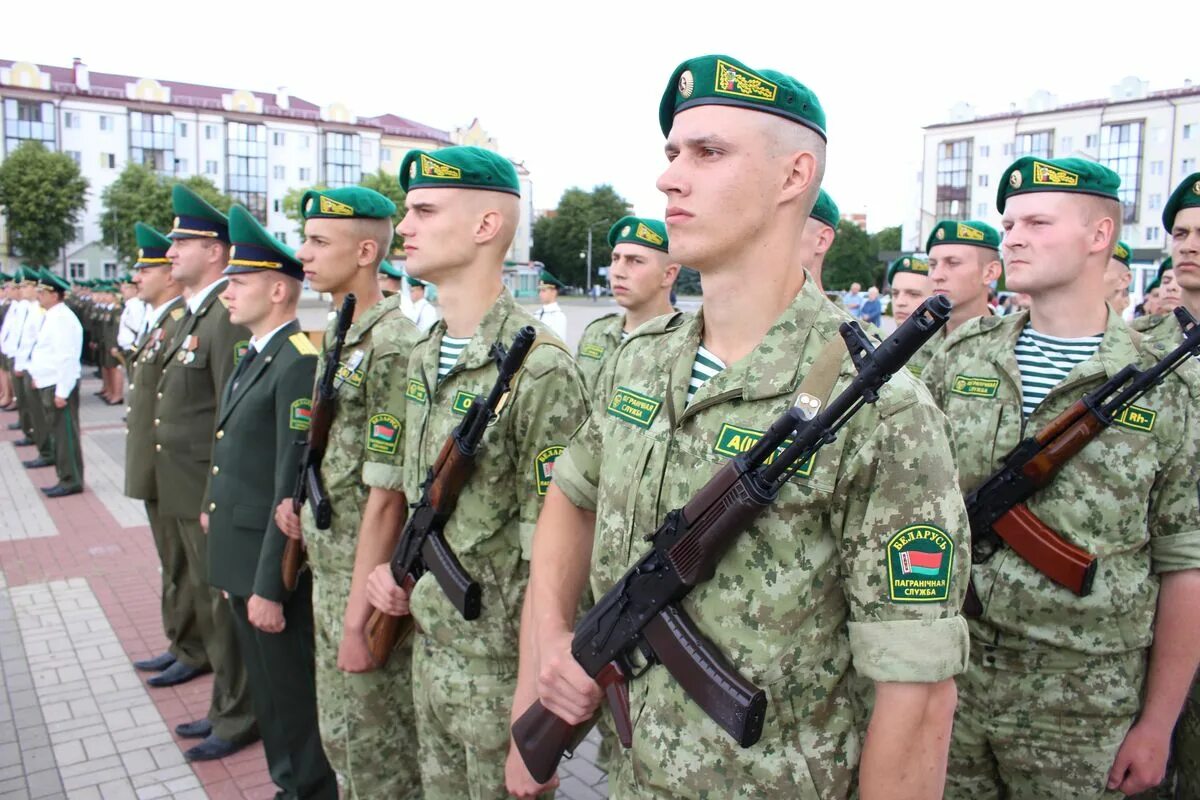 шапки на заставе. должности на заставе. пограничники кыргызстана на границе. шапки на заставе. застава на острове ратманова.