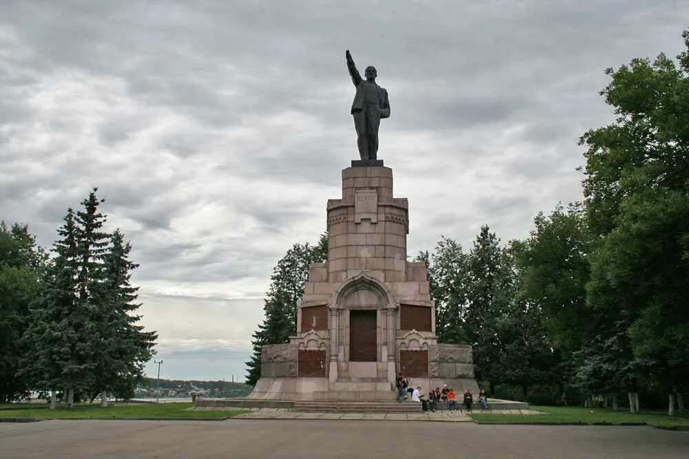 Кострома памятники. Памятник Ленину в Костроме. Монумент Ленина в Костроме. Памятник монумент Ленину в Костроме. Достопримечательности Костромы памятник Ленину.