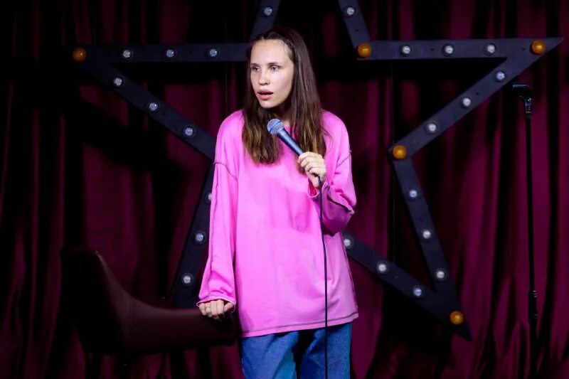 Женский stand. Stand up женский. женскийstendup. стенда женский участницы.