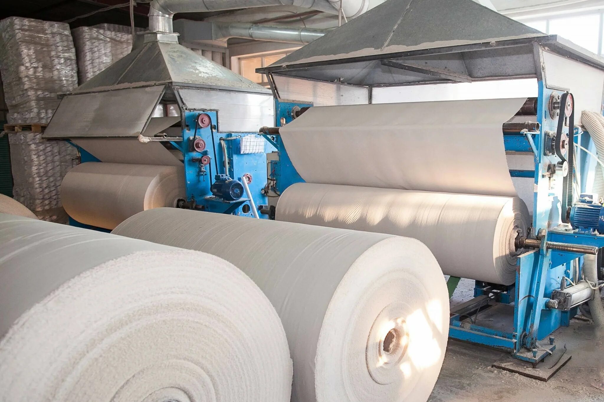 Завод по производству бумаги. Производство целлюлозы. Бумажная промышленность. Производство бумаги. Бумага из целлюлозы.