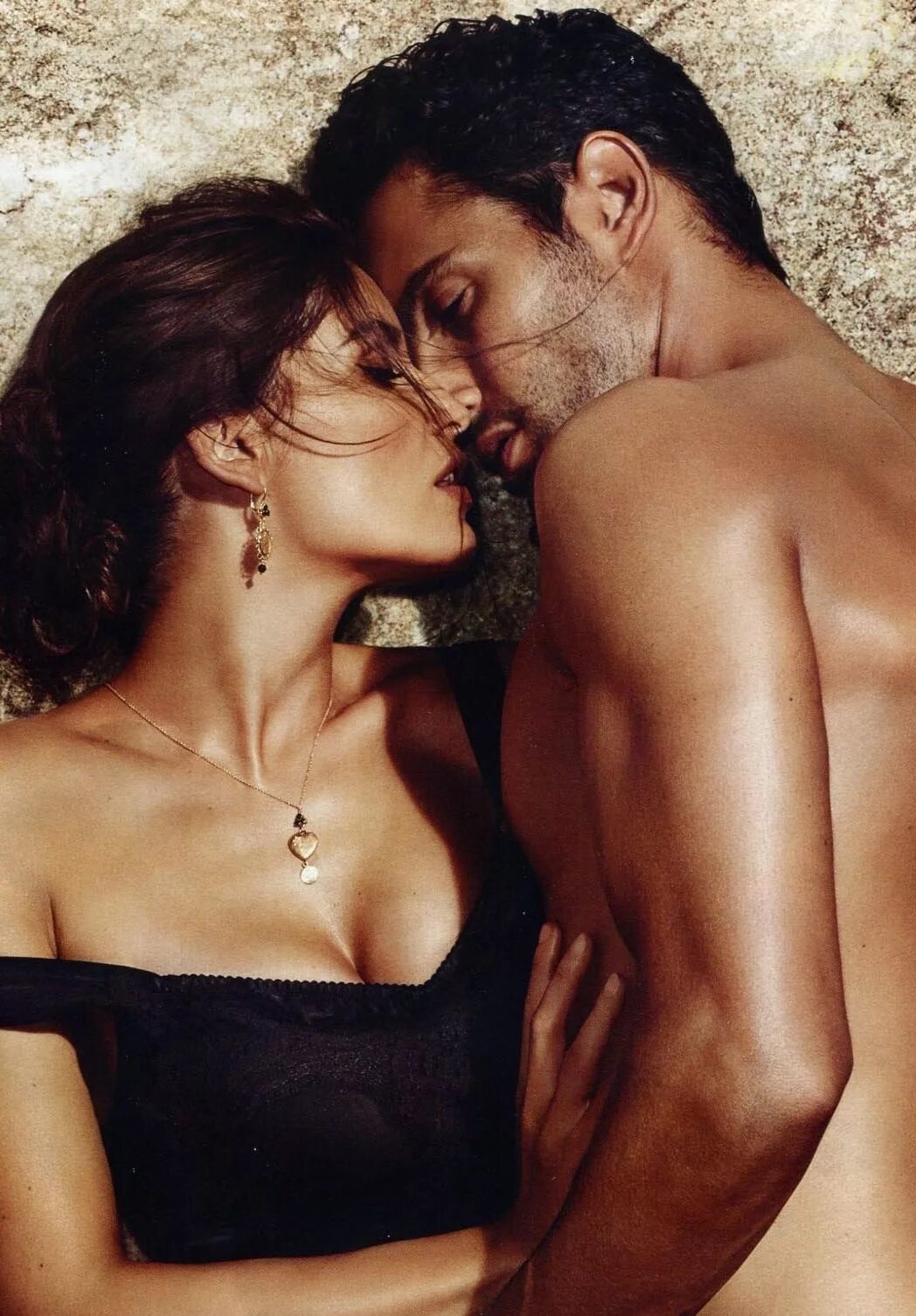 Мужчина и женщина страсть ь. Страстные объятия. Страстно влюблен. Мужчина страстно целует женщину. Страстные поцелуи.