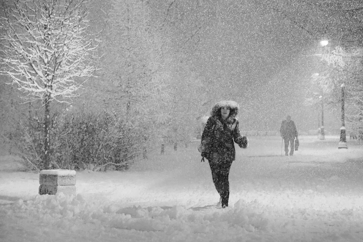 Зимнее одиночество. Человек с метлой. Поздняя дождливая осень. Зимняя тоска. Мокрый снег падал а я шел домой.