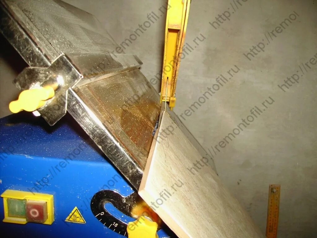 заусовка плитки под 45. заусовка керамогранита под 45. заусовка плитки под 45 градусов. как сделать запил под 45 градусов. запил керамогранита под 45 болгаркой.