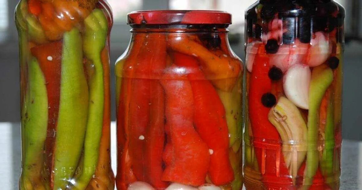 Консервированный горький перец. Мариновать горький перец на зиму рецепты. Моченый горький перец на зиму. Перец стручковый горький маринованный. Перец чили на зиму в банках.