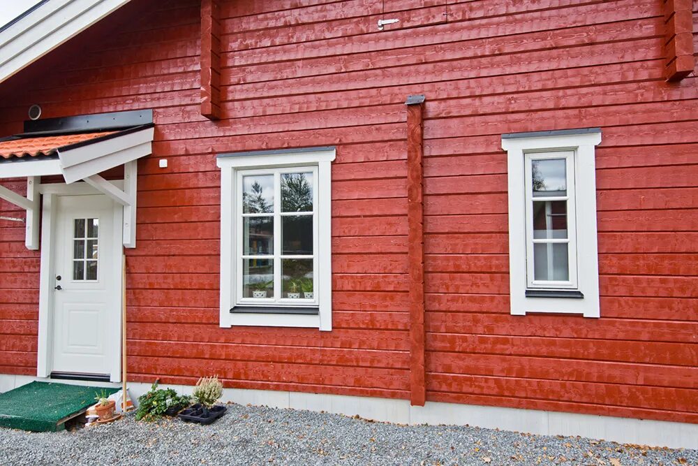 Покраска дома маслом. Красный деревянный дом. Дом покрашенный суриком. Красить дом. Дом покрашен в красный.