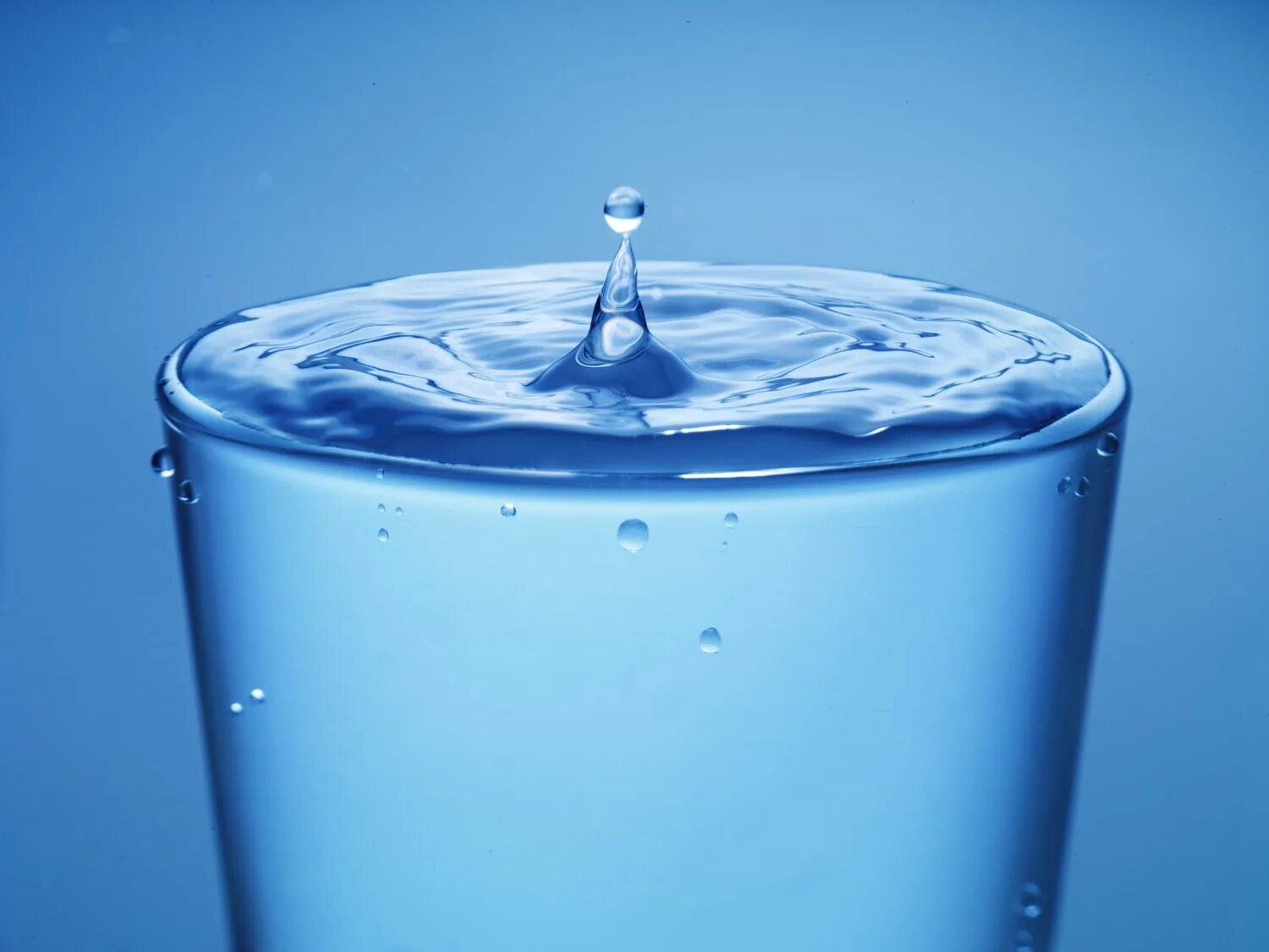 Вода полностью заполняет. Вода картинки. Полный стакан воды. Красивые стаканы для воды. Сосуд с водой.