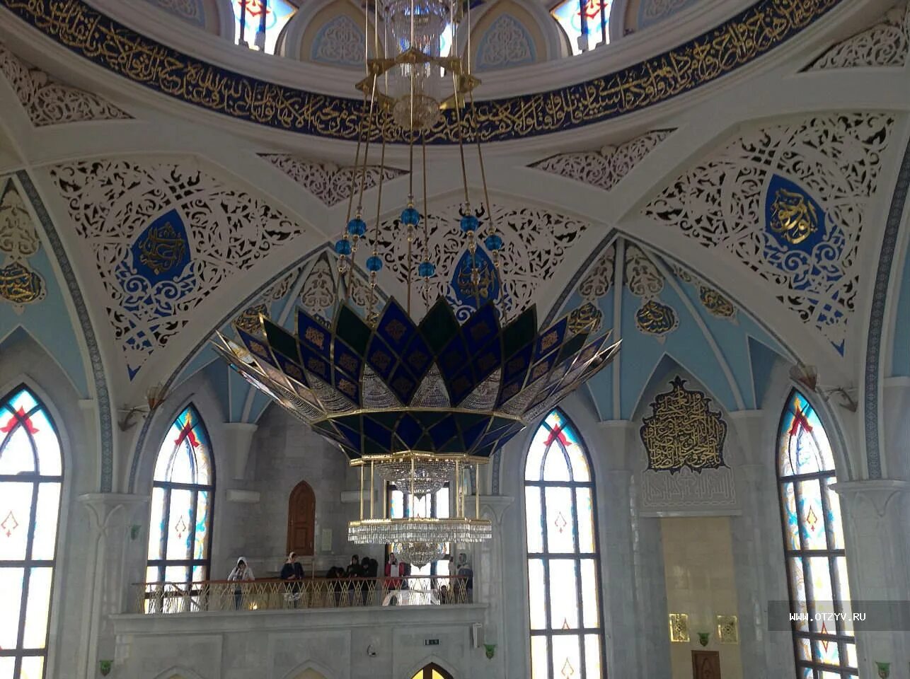 Казанский кремль кул шариф. Мечеть кул-шариф в казани молельный зал. Кул шариф внутри. Кул шариф казань туристы. Кул шариф внутри фото пользовательское.