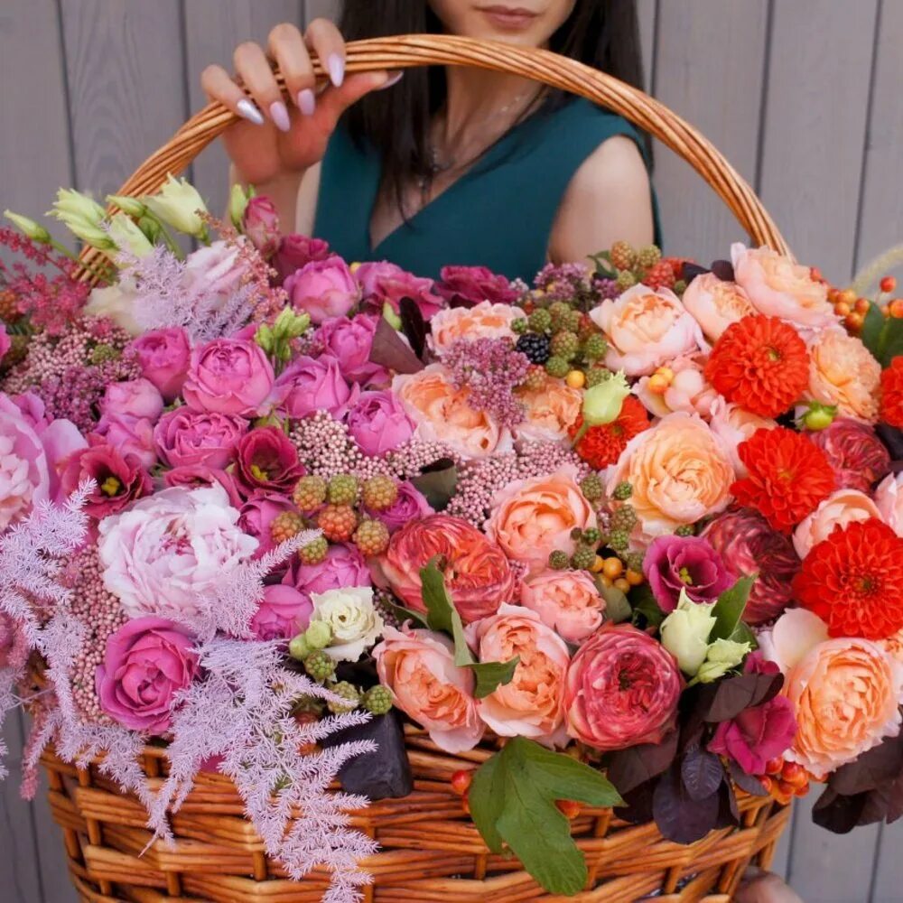 Цветы доставка цветов. Красивые большие букеты. Роскошный букет. Букет в корзине. Огромный букет цветов.