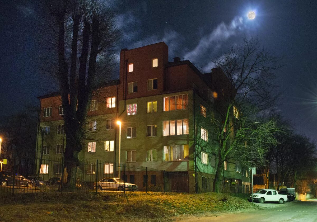 Дворник пенза вакансии. Тсж зим. Тсж зим. Квартиры на широкой улице 17 к6. Двор многоэтажки зимой.