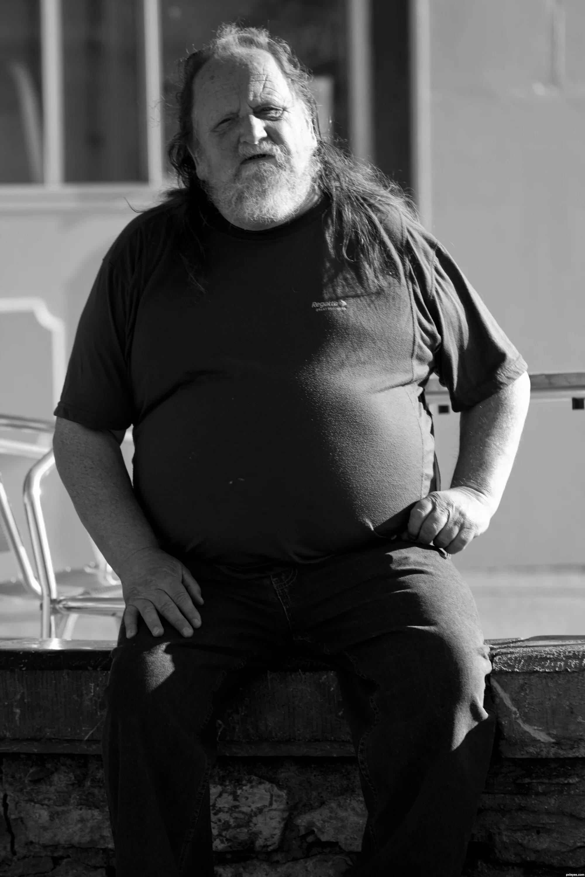 тучный пожилой мужчина. толстые старые мужчины. дедушка на пляже. толстые старые мужчины. бабки в купальниках.