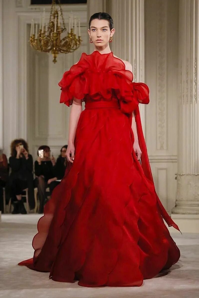 Цвет валентино. Haute Couture ss18 Red Dress Valentino. Вечерние платья Россо Валентино. Валентино Гаравани , лучшее  в Красном цвете. Валентино Гаравани показ мод красный и бежевый.