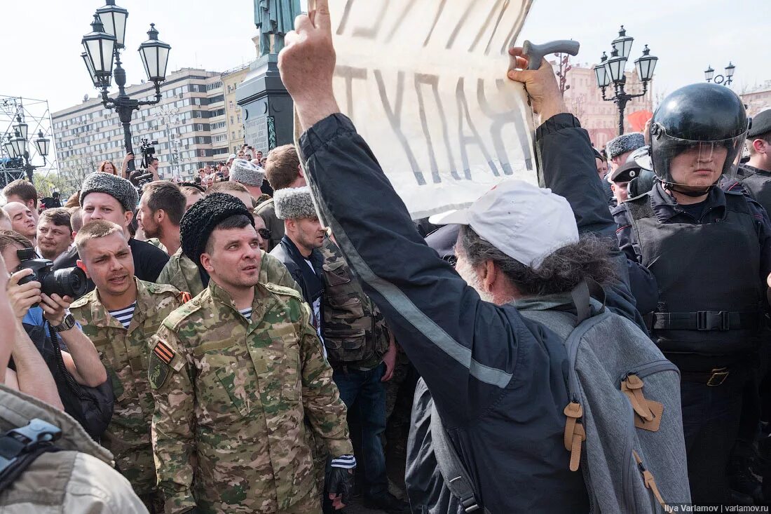 Майдан генерала. Казаки нагайками разгоняют митинг в Москве. Разгон митинга казаками в Москве. Казаки избивают на митингах.