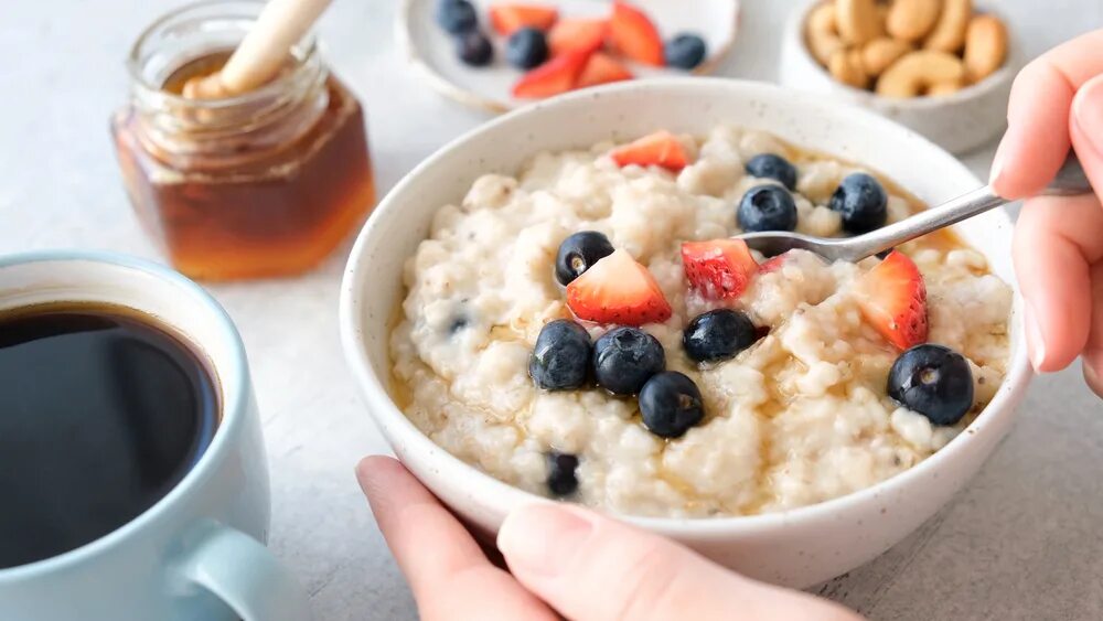 Овсяная каша с ягодами. Каша овсяный поридж. Утренняя каша. Have porridge for breakfast. Have porridge for breakfast.