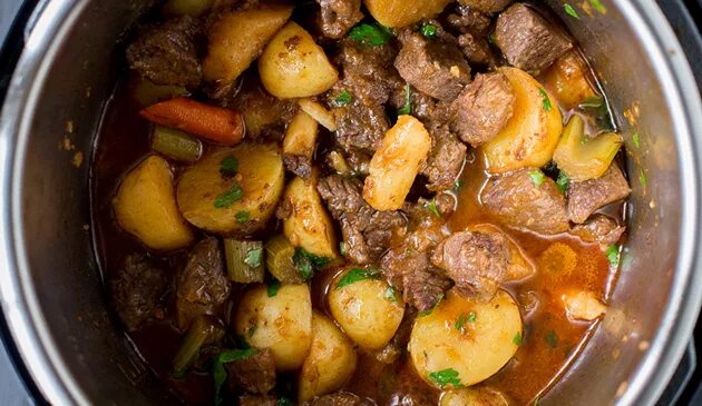 Как тушить картошку с мясом в казане. Картофель тушеный с мясом в кастрюле. тушёная картошка с мясом в казане. тушёная картошка с мясом в кастрюле. тушёная картошка с мясом в сковороде.