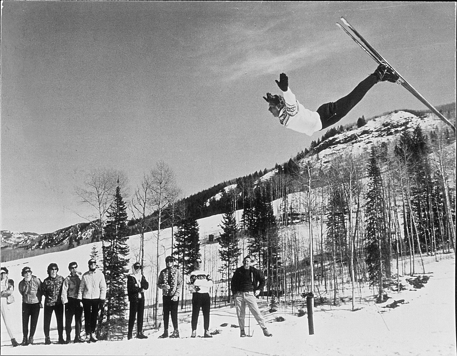 Лыжник в начале. Фристайл 1950. Горные лыжи фристайл в 1930е годы. Лыжник фристайл. Лыжный фристайл в 1950.