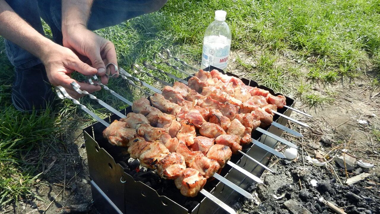 Шашлыки в свердловской области можно ли. Шашлыки на природе. Шашлык на мангале. Шашлыки на даче. Шашлыки на природе летом.