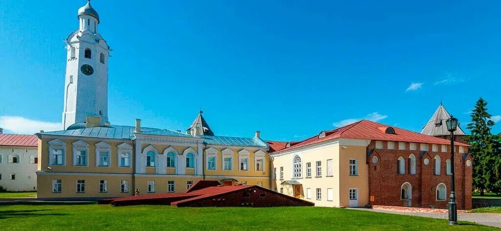 Великий новгород архиепископский двор. Новгородский двор. Новгородский соколиный двор великий новгород. Великий новгород кремль кокуй. Великий новгород кремль грановитая палата.