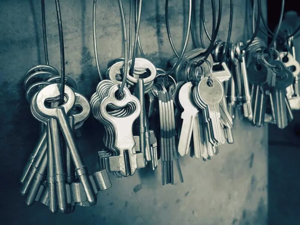 Ключик висит на веревке. Many key. Надпись ключи. Key к many надпись. Ключ символ.