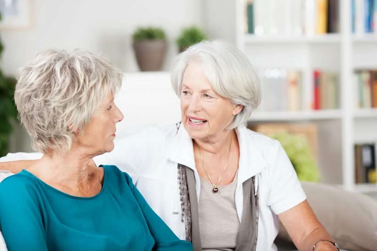 Пожилые подруги. Пожилые женщины беседуют. Подруги в возрасте. Две пожилые женщины.
